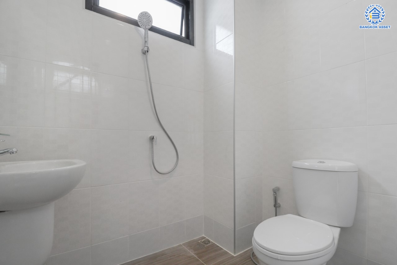 บ้านมือสองตกแต่งใหม่ ม.บัวทองธานีพาร์ค กาญจนาฯ-บางบัวทอง ทาวน์เฮ้าส์หลังใหญ่ เนื้อที่ 19.5 ตร.ว. ฟังก์ชันระดับบ้านเดี่ยว 3 ห้องนอน 2 ห้องน้ำ 1 ที่จอดรถ พร้อมเข้าอยู่ บนทำเลเดินทางสะดวก เข้า-ออกได้ทั้ง ถ.กาญจนาฯ และ ถ. บางกรวย-ไทรน้อย ใกล้ทางด่วน, เซ็นทรัลเวสต์เกต และรถไฟฟ้าสายสีม่วง "สถานีคลองบางไผ่"…